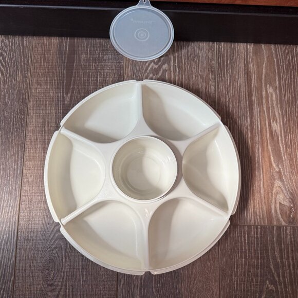 Tupperware Divided Snack and Dip Tray with Bowl - Picture 9 of 16